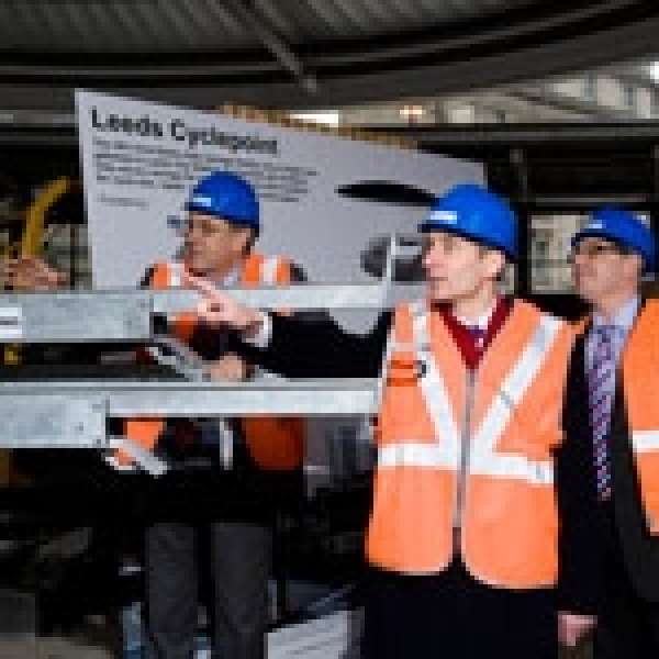 Falco meets Minister of Transport, Lord Adonis at Leeds CyclePoint