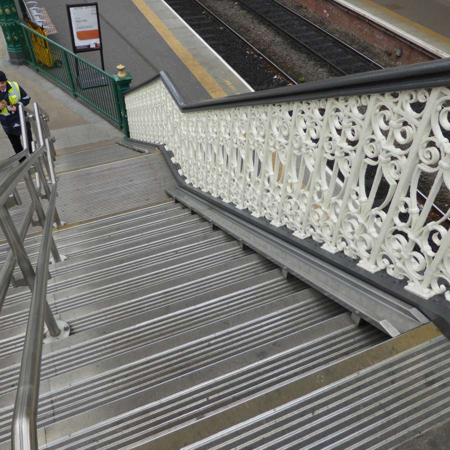 Falco Steams Ahead at Edinburgh Waverley Railway Station!