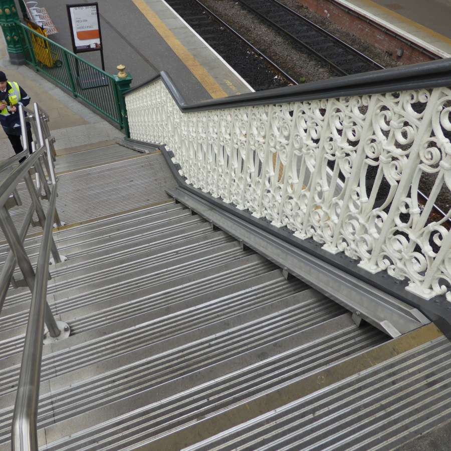 Falco Steams Ahead at Edinburgh Waverley Railway Station!