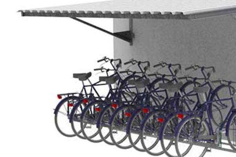 FalcoLempo Luifel bevestigd aan een bakstenen muur, ideaal voor flexibele en duurzame overkapping van fietsen en opslag.